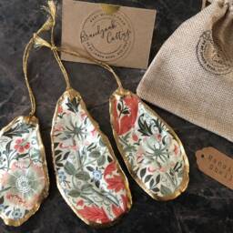 Set Of William Morris Christmas Decorations in Compton Gold Cream Pink Decorative Oyster Shell Ornaments Recycled Gift - thumbnail 3