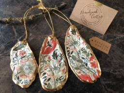 Set Of William Morris Christmas Decorations in Compton Gold Cream Pink Decorative Oyster Shell Ornaments Recycled Gift - thumbnail 1