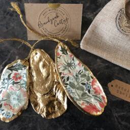 Set Of William Morris Christmas Decorations in Compton Gold Cream Pink Decorative Oyster Shell Ornaments Recycled Gift - thumbnail 2
