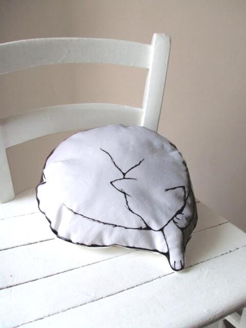 Cuscino A Forma Di Gatto Che Dorme Micio Dipinto Mano Bianco Pupazzo Stoffa Imbottito Decorato Arredo Originale Cameretta Bimbi Gioco - image 1