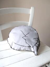 Cuscino A Forma Di Gatto Che Dorme Micio Dipinto Mano Bianco Pupazzo Stoffa Imbottito Decorato Arredo Originale Cameretta Bimbi Gioco - thumbnail 1