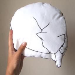 Cuscino A Forma Di Gatto Che Dorme Micio Dipinto Mano Bianco Pupazzo Stoffa Imbottito Decorato Arredo Originale Cameretta Bimbi Gioco - thumbnail 4
