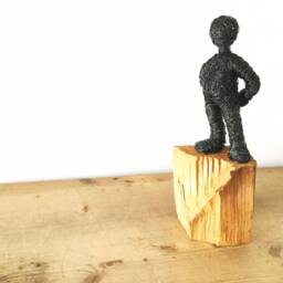 Relaxed - A Wire Sculpture With A Little Belly Stands Serenely, Gazing Into The Day On Beautiful Wood Handmade Art - thumbnail 4