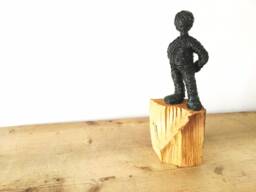 Relaxed - A Wire Sculpture With A Little Belly Stands Serenely, Gazing Into The Day On Beautiful Wood Handmade Art - thumbnail 1