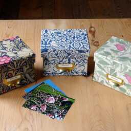 William Morris Photo Box Seaweed Mauve Floral Design, Handmade in England - thumbnail 4