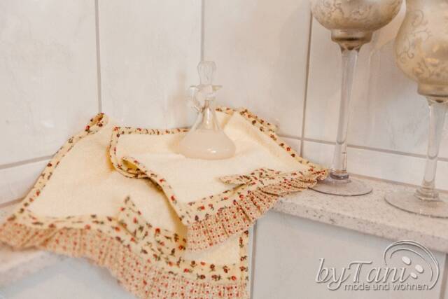 Towel With Ruffle - image 1