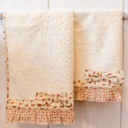 Towel With Ruffle - thumbnail 3