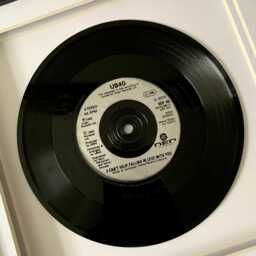 Ub40 - I Can't Help Falling in Love With You Framed 7 Inch Vinyl Record Music Wall Art Gift - thumbnail 3