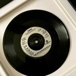 Ub40 - I Can't Help Falling in Love With You Framed 7 Inch Vinyl Record Music Wall Art Gift - thumbnail 2