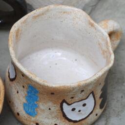 Handgemachte Gro??e Keramik Tasse Mit Katze Illustration in Beige - Kaffeetasse, Teetasse - thumbnail 3