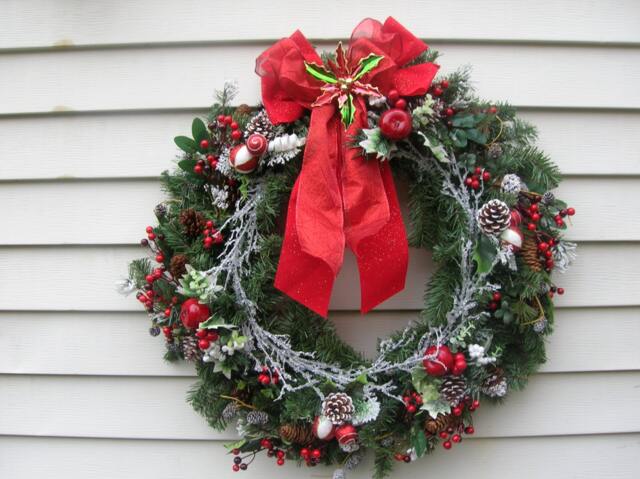 Pine Green Christmas Wreath With Ornaments & Icicles/Holiday Red Bow - image 1