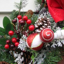 Pine Green Christmas Wreath With Ornaments & Icicles/Holiday Red Bow - thumbnail 3