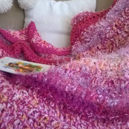 Textured Pink Crochet Throw Blanket, Cozy Home Decor - thumbnail 2