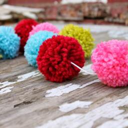 Yarn Pom Christmas Garland, Red, Turquoise, Pink, Green - thumbnail 3