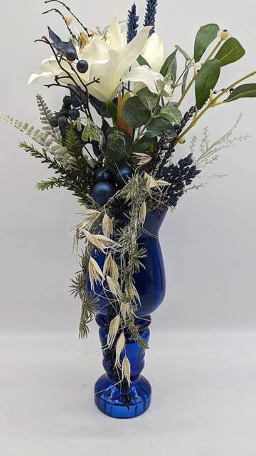 Winter Arrangement Decoration Christmas Table Amaryllis Mistletoe Balls Blue White - image 1
