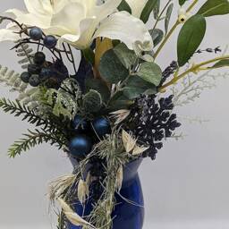 Winter Arrangement Decoration Christmas Table Amaryllis Mistletoe Balls Blue White - thumbnail 2