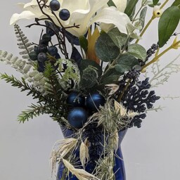 Winter Arrangement Decoration Christmas Table Amaryllis Mistletoe Balls Blue White - thumbnail 3