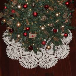 Cranberry Pineapple Crochet Christmas Tree Skirt Pattern - PDF Download - thumbnail 4