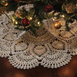 Cranberry Pineapple Crochet Christmas Tree Skirt Pattern - PDF Download - thumbnail 2