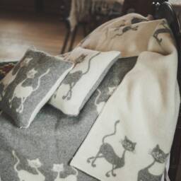 Wool Blanket Reversible New Zealand Throw With Cats - 130x200cm - thumbnail 2