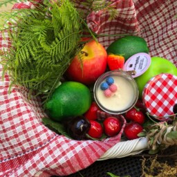 Red's Basket 90G Soy Candle Strawberry Jam & Ginger Snap Scent - thumbnail 2