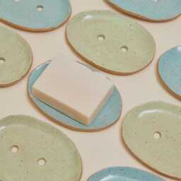 Speckled Stoneware Ceramic Soap Dish Handmade Drainage Holder, Glossy Glaze Finish