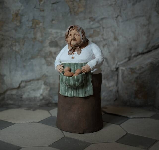 Saleswoman I - White - image 1