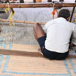 Handwoven Jute Rug, Green Scalloped Border, Natural Fiber - thumbnail 4