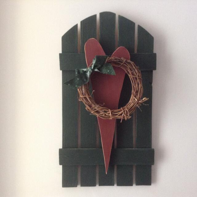 Fence Wall Hanging With Wreath & Heart