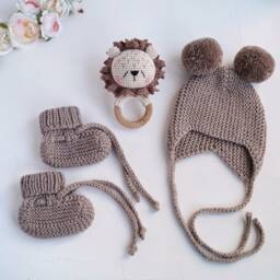 Lion Baby Gift Box For Pregnant Sister, Neutral Lion Set Safari Shower, Small Toy, Knit Bonnet & Booties - thumbnail 2