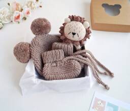 Lion Baby Gift Box For Pregnant Sister, Neutral Lion Set Safari Shower, Small Toy, Knit Bonnet & Booties