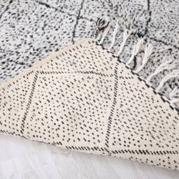 Moroccan Rug, Berber Rug, White & Black Beniouarain Rug 7x10 Ft - thumbnail 4
