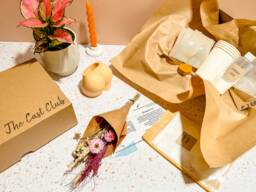 Make Your Own Bum Vase Kit - Jesmonite Casting Diy Peachy Pot & Dried Flowers - thumbnail 1