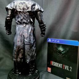 Resident Evil 2 Tyrant Mr X 1/6 Scale Statue with Base - Wet Look Rain Coat - thumbnail 4