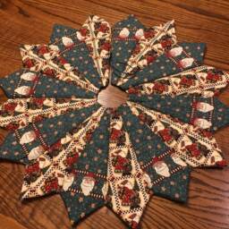 Christmas Tree Skirt, Table Top, Mini, Santa, Small, Debbie Mumm, Quilted - thumbnail 2