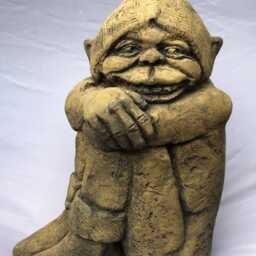 Grinning Pixie Piskie Sitting Hugging His Knees Stone Home Or Garden Ornament 23cm/9 - thumbnail 2