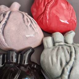 Human Heart Wall Vase - Mint Green Earthenware Clay - thumbnail 4