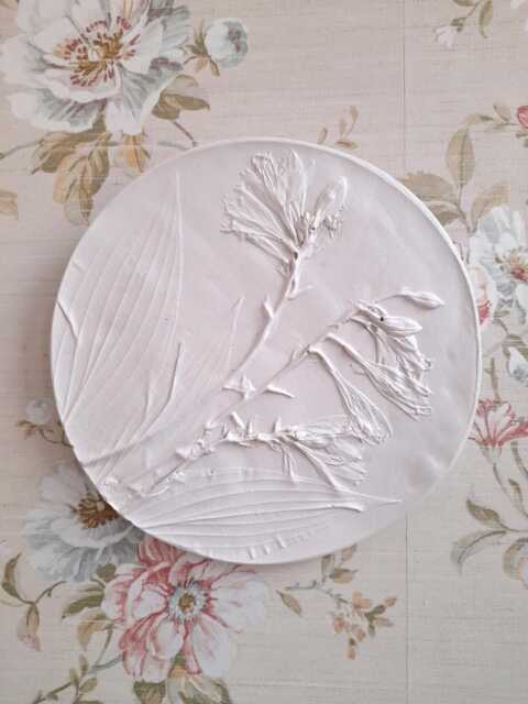 Hosta Flower Round Plaster Cast Wild Forest Botanical Bas-Relief Decorative Ceramic Tile Plaster Wall Art Wall Decor For Hall - image 1