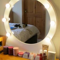 Unique Modern Round Bespoke Holly Wood Style Vanity Mirror With Led Bulbs - thumbnail 4