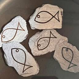 Shoal Of 5 Engraved Stylised Garden Bird Bath Fish On Welsh Slate Pieces - thumbnail 3
