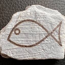 Shoal Of 5 Engraved Stylised Garden Bird Bath Fish On Welsh Slate Pieces - thumbnail 2