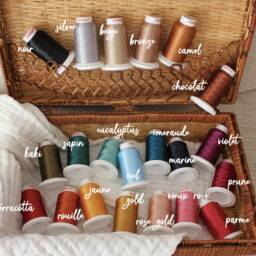 White Baby Blanket in Embroidered Cotton Gauze, Personalized With First Name Flower Initial - Typo 1 - thumbnail 3