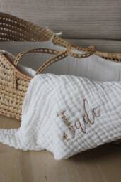 White Baby Blanket in Embroidered Cotton Gauze, Personalized With First Name Flower Initial - Typo 1 - thumbnail 1