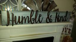 Humble & Kind Wood Sign Distressed Pallet Wall Hanging Reclaimed Rustic Rusted Metal Decor Word Farmhouse Decoration