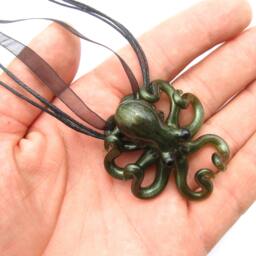 Small Glass Octopus Pendant Emerald Shimmer - thumbnail 4