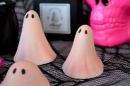 Spooky Ghost Sculpture Ceramic Pretty Pink - thumbnail 1