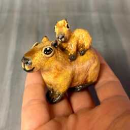 Capybara Mother & Baby Figurine - thumbnail 2