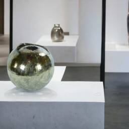 A Fine, Silver - & Gold-Plated Raku Ceramic Vase, A Designer Piece For Decorating An Exclusive Home. Artistic Craftsmanship V62 - thumbnail 2