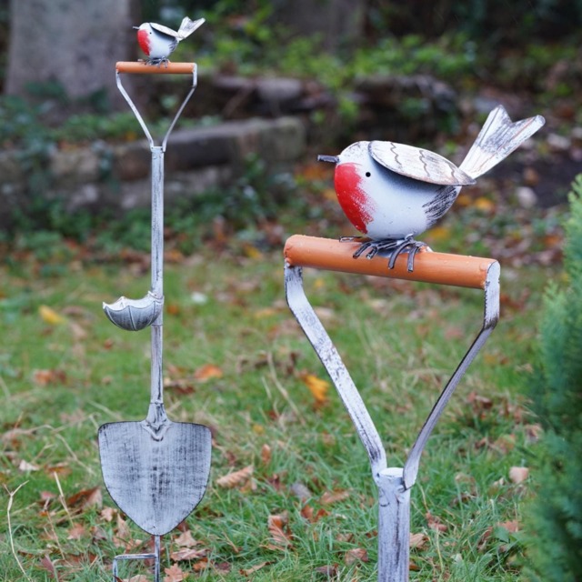 Large Robin On Shovel Bird Feeder Metal Garden Ornament Bath Sculpture Outdoor Decoration - British Watcher Gardening Gift - image 1