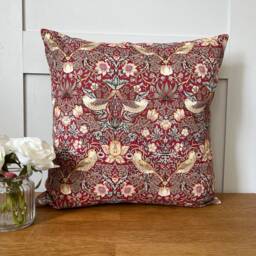 "William Morris Fabric Cushion Cover/strawberry Thief/ Willow Bough/ Brother Golden Lily/ Eyebright/ 12"" 14"" 16"" 18"" 20" - thumbnail 3